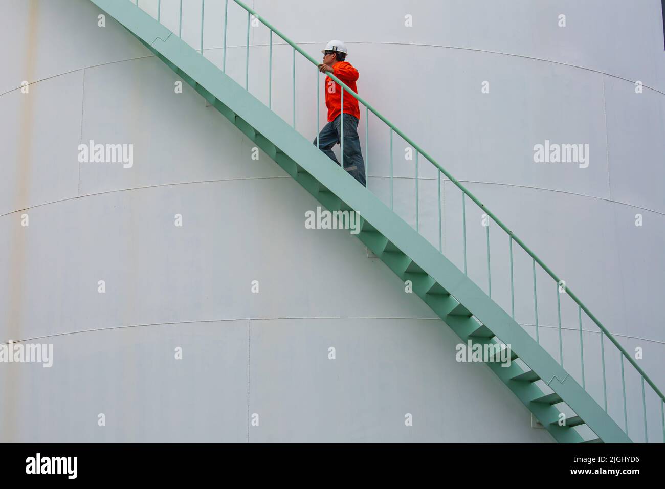 Mann, der die Treppenaufgänge überprüft, Sichtlageröl Stockfoto