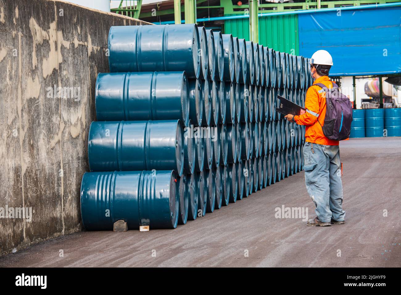 Männliche Arbeiter Inspektion Rekord Fass Öl Lager Fässer blau horizontal oder chemisch für in der Industrie. Stockfoto