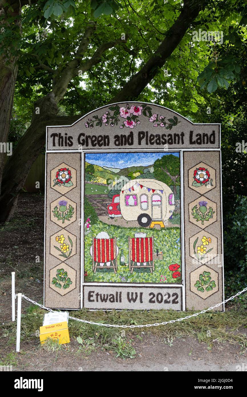 Dieses grüne und angenehme Land, Etwall Well Dressing Festival, Derbyshire, England. Stockfoto