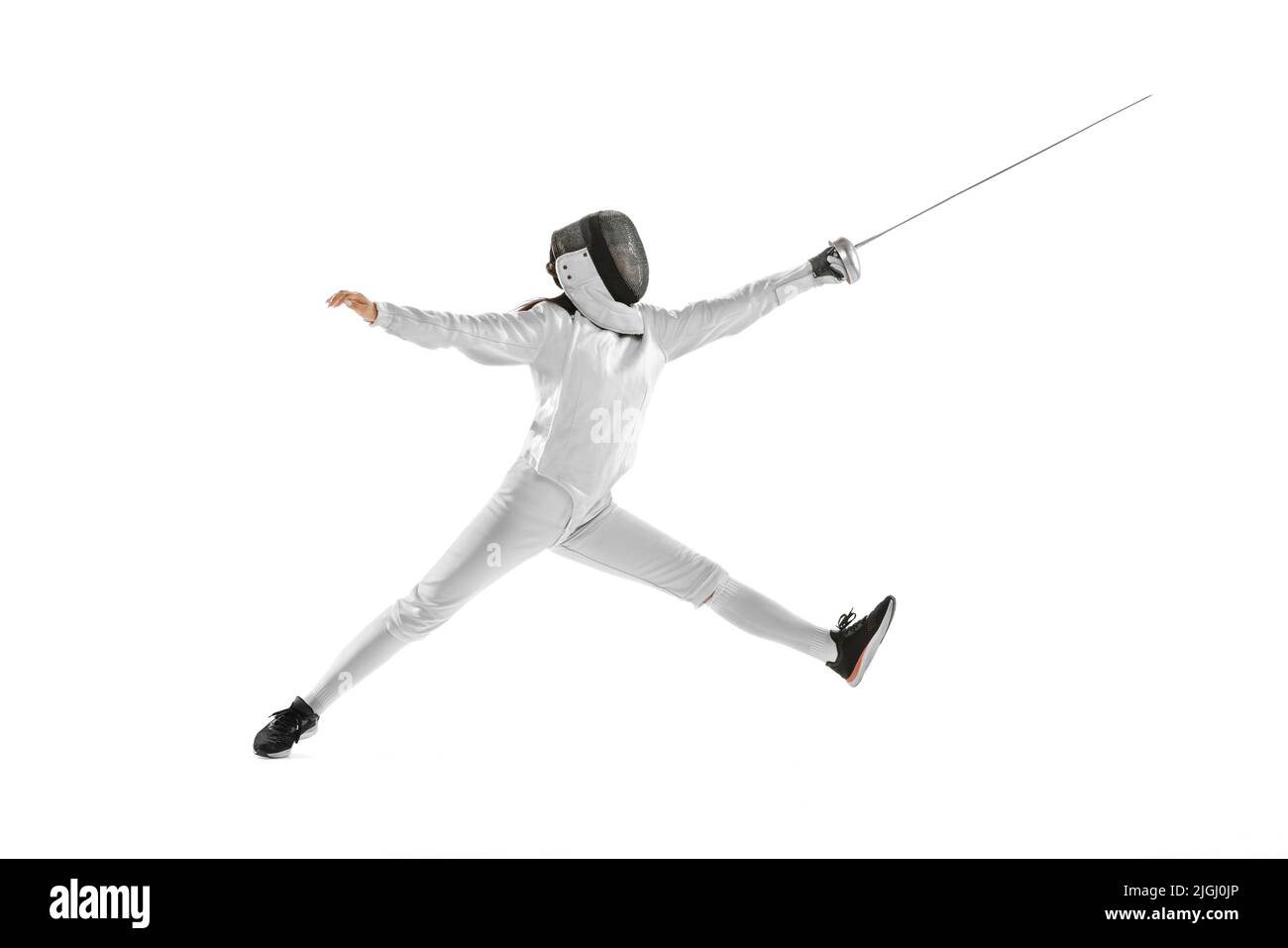 Dynamisches Porträt der weiblichen Fechter in Sportkostüm mit Rapier in der Hand Training isoliert auf weißem Hintergrund. Sport, Jugend, gesunder Lebensstil Stockfoto