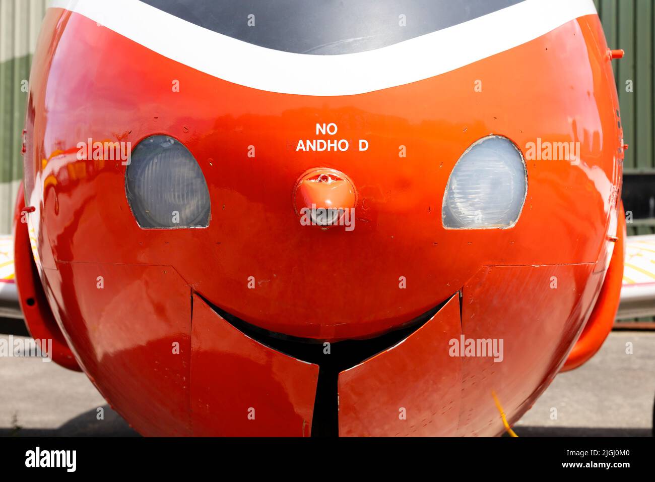 Fröhliches, lächelndes Gesicht auf einem Trainingsjet von Hunting Percival BAC Jet Provost, das im Yorkshire Air Museum in Elvington, Yorks, ausgestellt ist Stockfoto