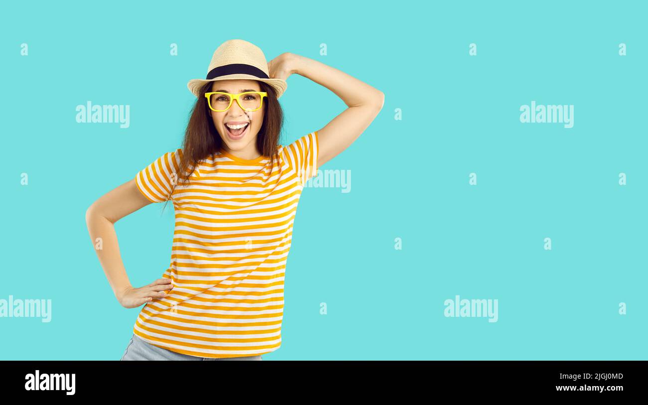 Porträt der lustigen Frau im Sommer lässige Kleidung mit Spaß auf hellblauem Hintergrund. Stockfoto