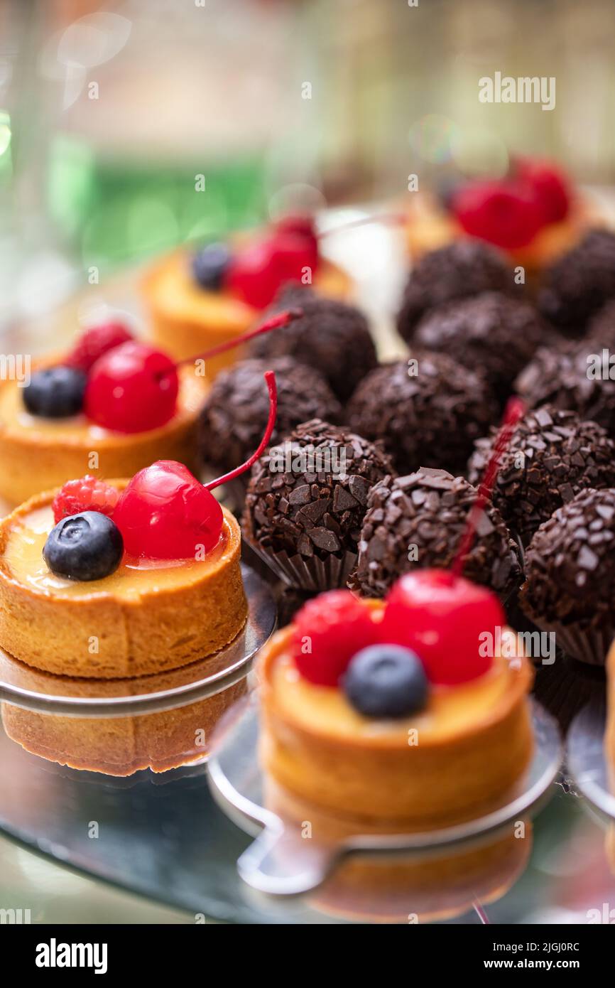 Frische, appetitliche, süße Desserts aus nächster Nähe auf einem festlichen Büfettisch Stockfoto