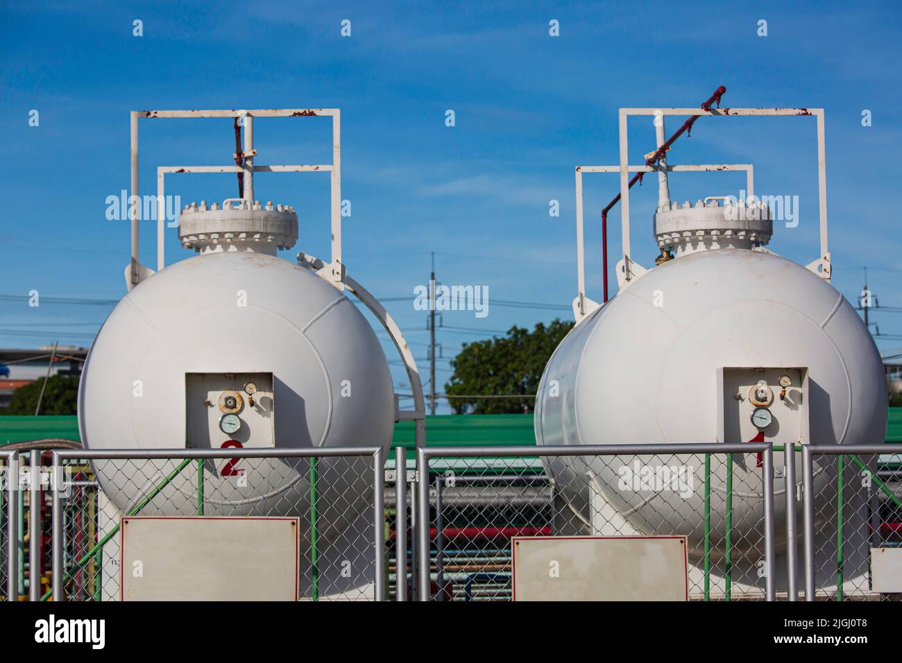 Lagerung von zwei Gas-Flüssiggas im blauen Himmel des horizontalen weißen Tanks. Stockfoto
