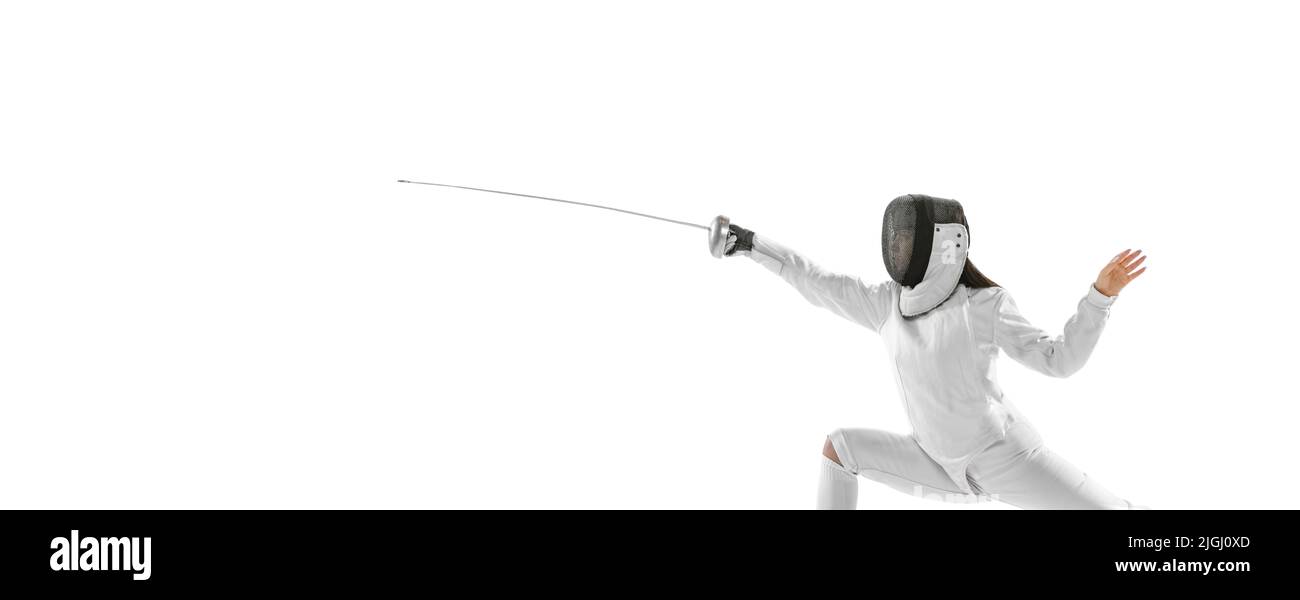 Eine Sporterin, weibliche Fechterin in weißem Fechtkostüm in Aktion, Bewegung isoliert auf weißem Hintergrund. Sport, Jugend, Hobbys, Erfolge, Ziel. Stockfoto