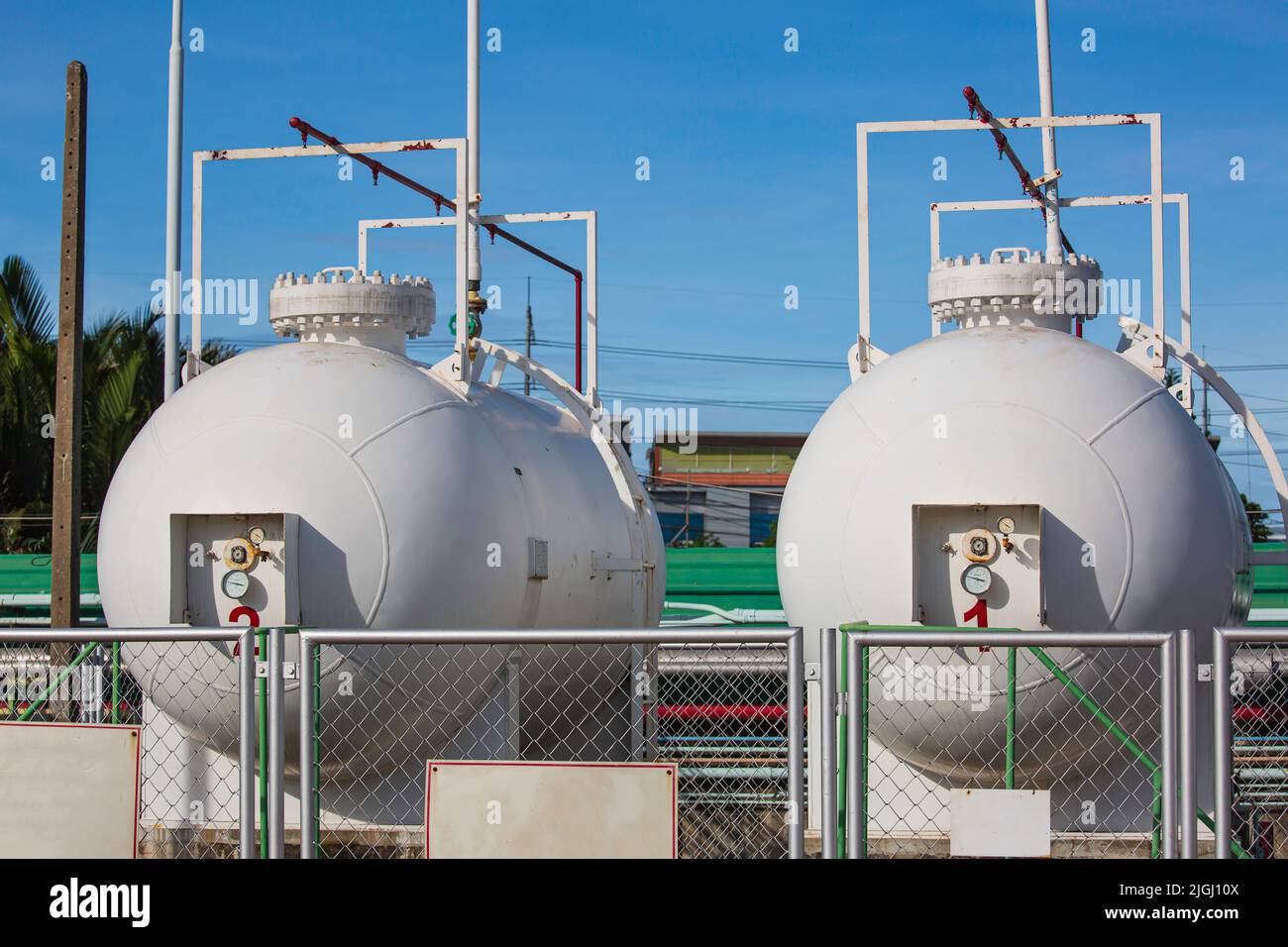 Lagerung von zwei Gas-Flüssiggas im blauen Himmel des horizontalen weißen Tanks. Stockfoto