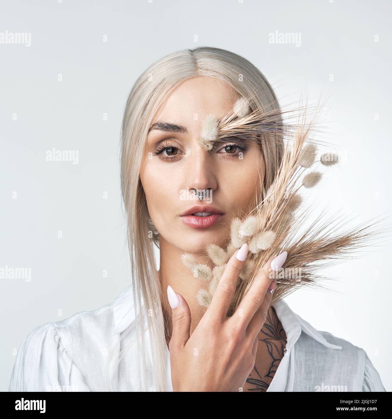 Schönheit bedeutet, stolz darauf zu sein, wer du bist. Studioaufnahme einer attraktiven jungen Frau, die vor weißem Hintergrund posiert. Stockfoto