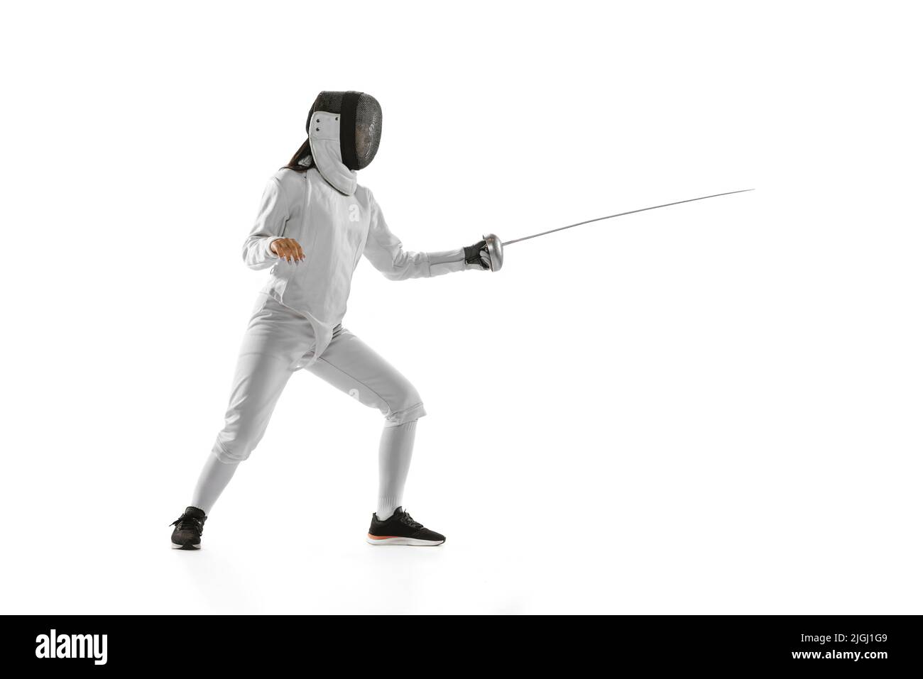 Dynamisches Porträt der weiblichen Fechter in Sportkostüm mit Rapier in der Hand Training isoliert auf weißem Hintergrund. Sport, Jugend, gesunder Lebensstil Stockfoto