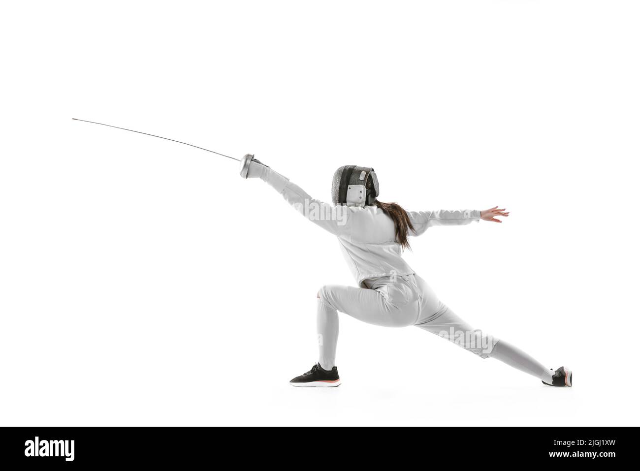 Dynamisches Porträt der weiblichen Fechter in Sportkostüm mit Rapier in der Hand Training isoliert auf weißem Hintergrund. Sport, Jugend, gesunder Lebensstil Stockfoto