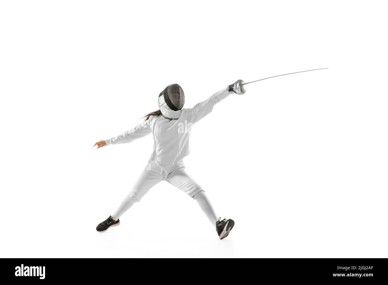 Dynamisches Porträt der weiblichen Fechter in Sportkostüm mit Rapier in der Hand Training isoliert auf weißem Hintergrund. Sport, Jugend, gesunder Lebensstil Stockfoto
