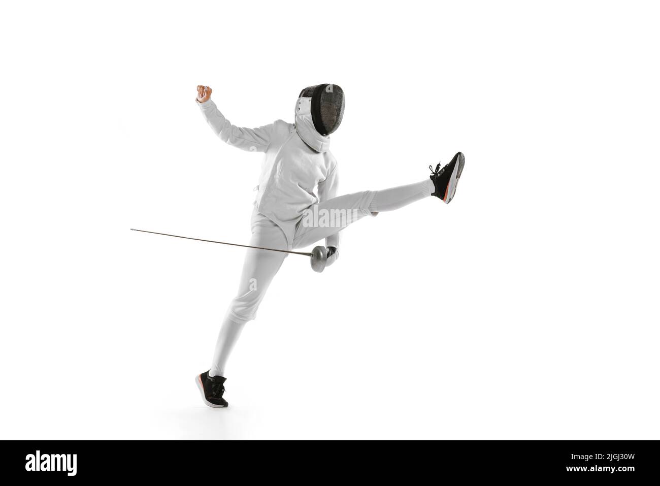 Dynamisches Porträt der weiblichen Fechter in Sportkostüm mit Rapier in der Hand Training isoliert auf weißem Hintergrund. Sport, Jugend, gesunder Lebensstil Stockfoto
