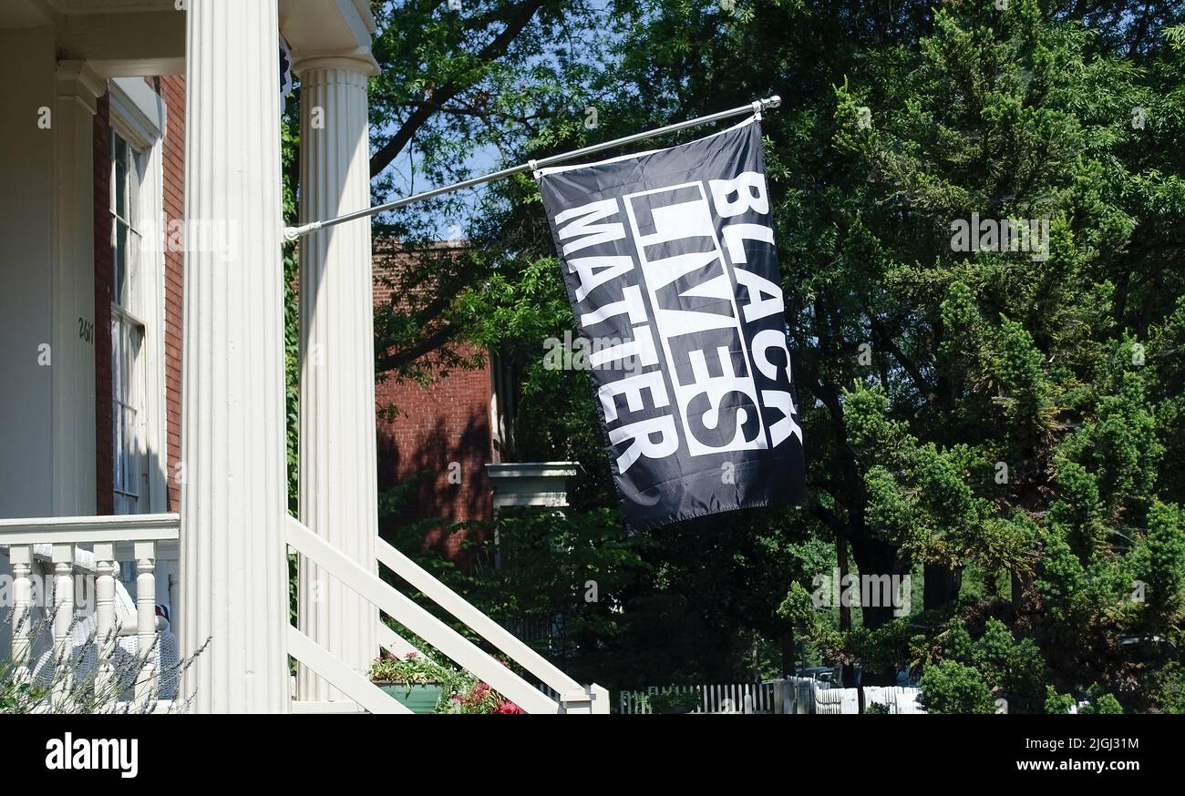 Ein Aktivismus Schwarze Leben Materie Flagge hängt an der Seite eines Hauses Stockfoto