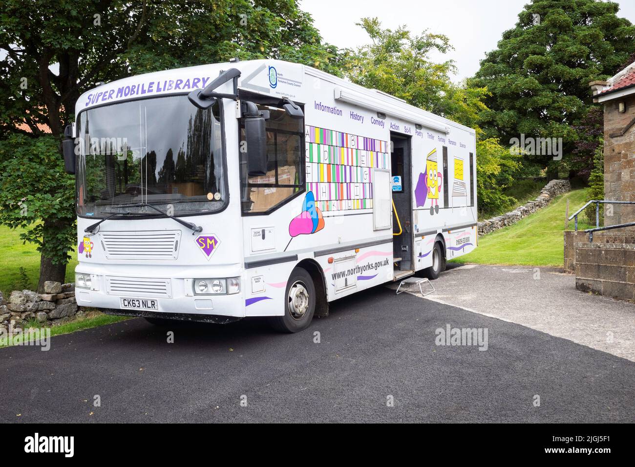 Ein Super Mobile Bibliothek von North Yorkshire County Council für die Gäste Bibliothek Dienstleistungen in ländlichen Dörfer Stockfoto