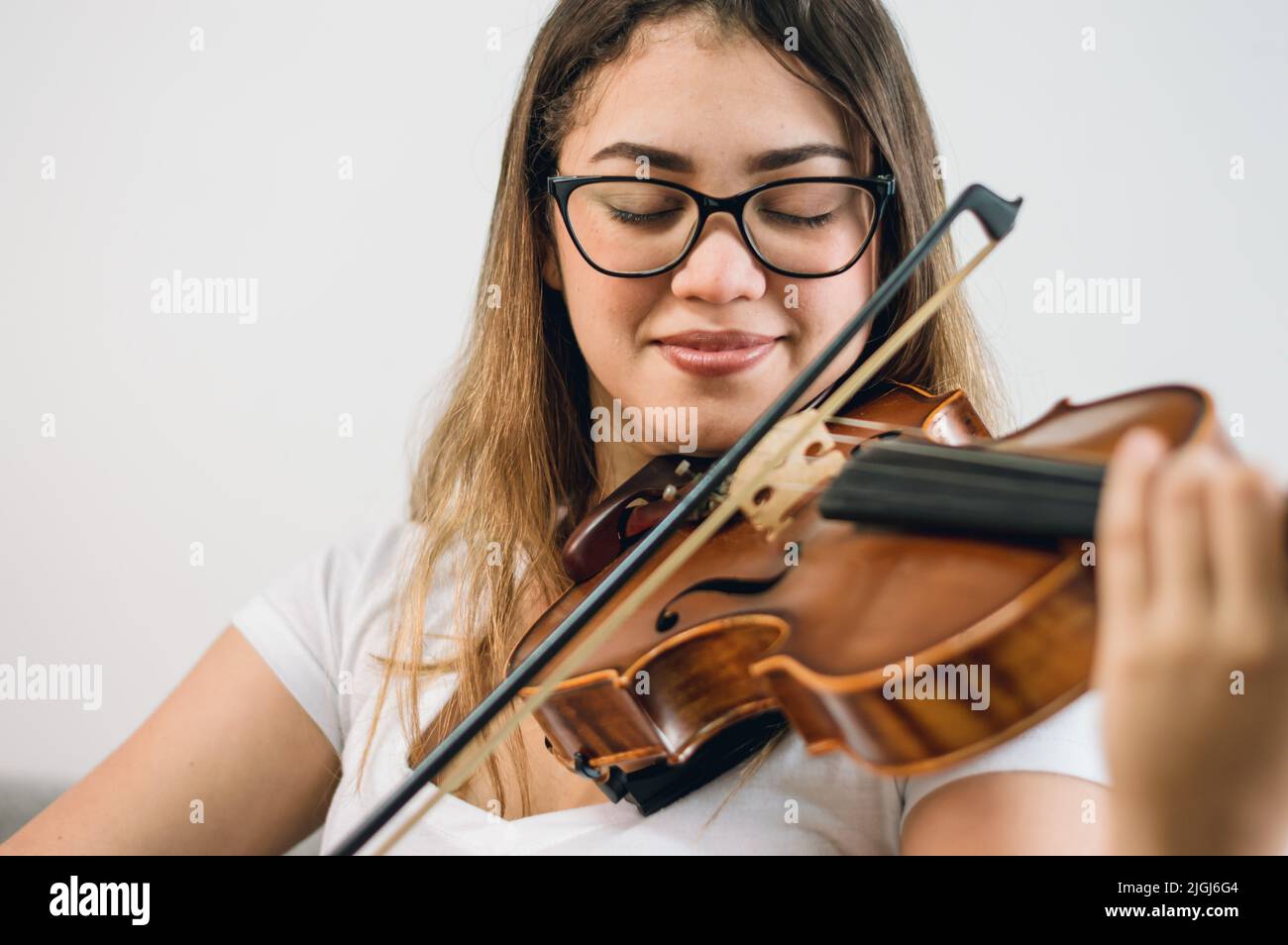 Nahaufnahme des Porträts einer jungen lateinischen Geigerin Stockfoto