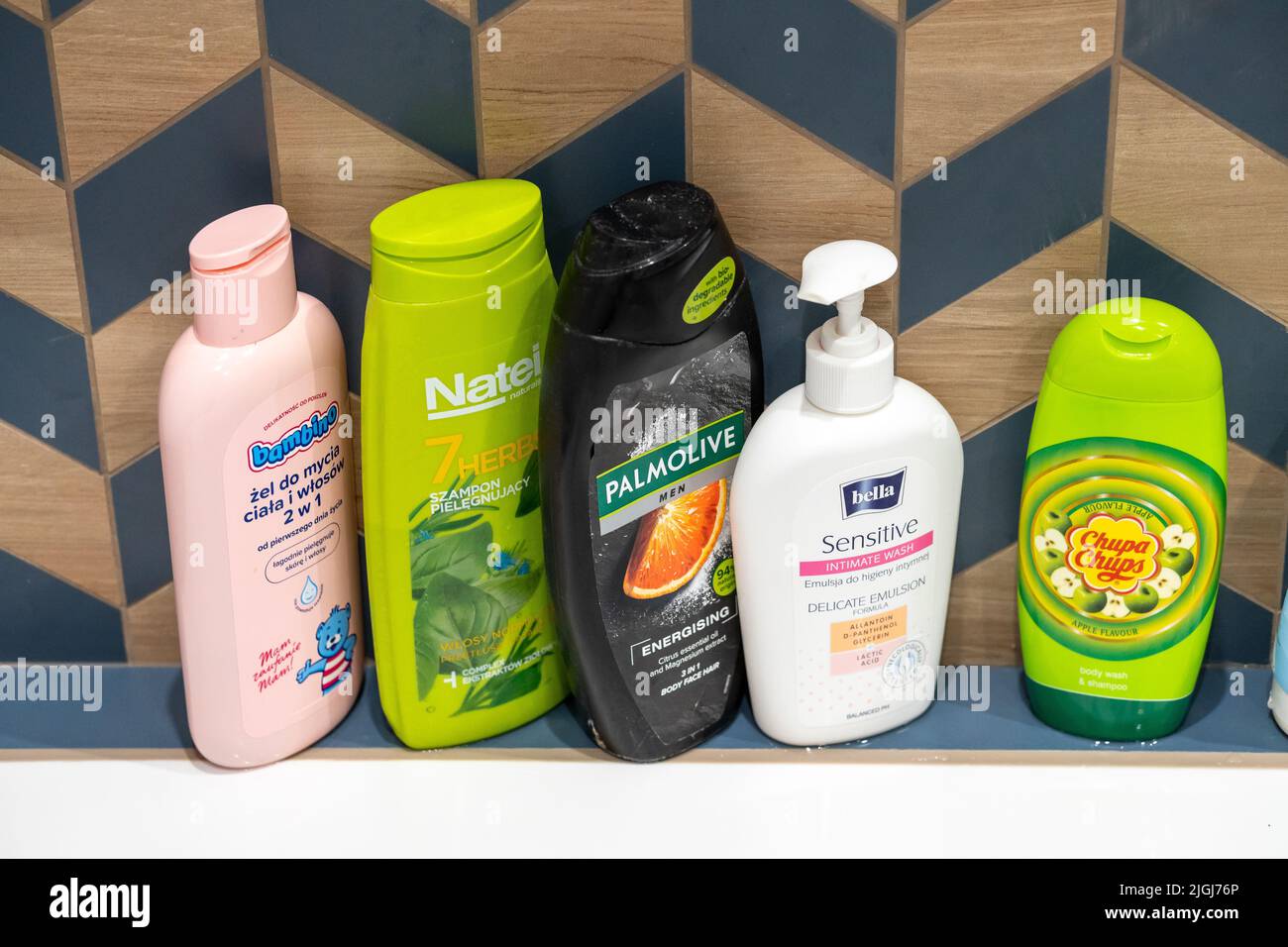 Eine Reihe von Shampoos und Duschgel-Flaschen, darunter Be Beauty und Palmolive Stockfoto Eine Reihe von Shampoos und Duschgel-Flaschen, darunter Be Beauty und Palmolive Stockfoto