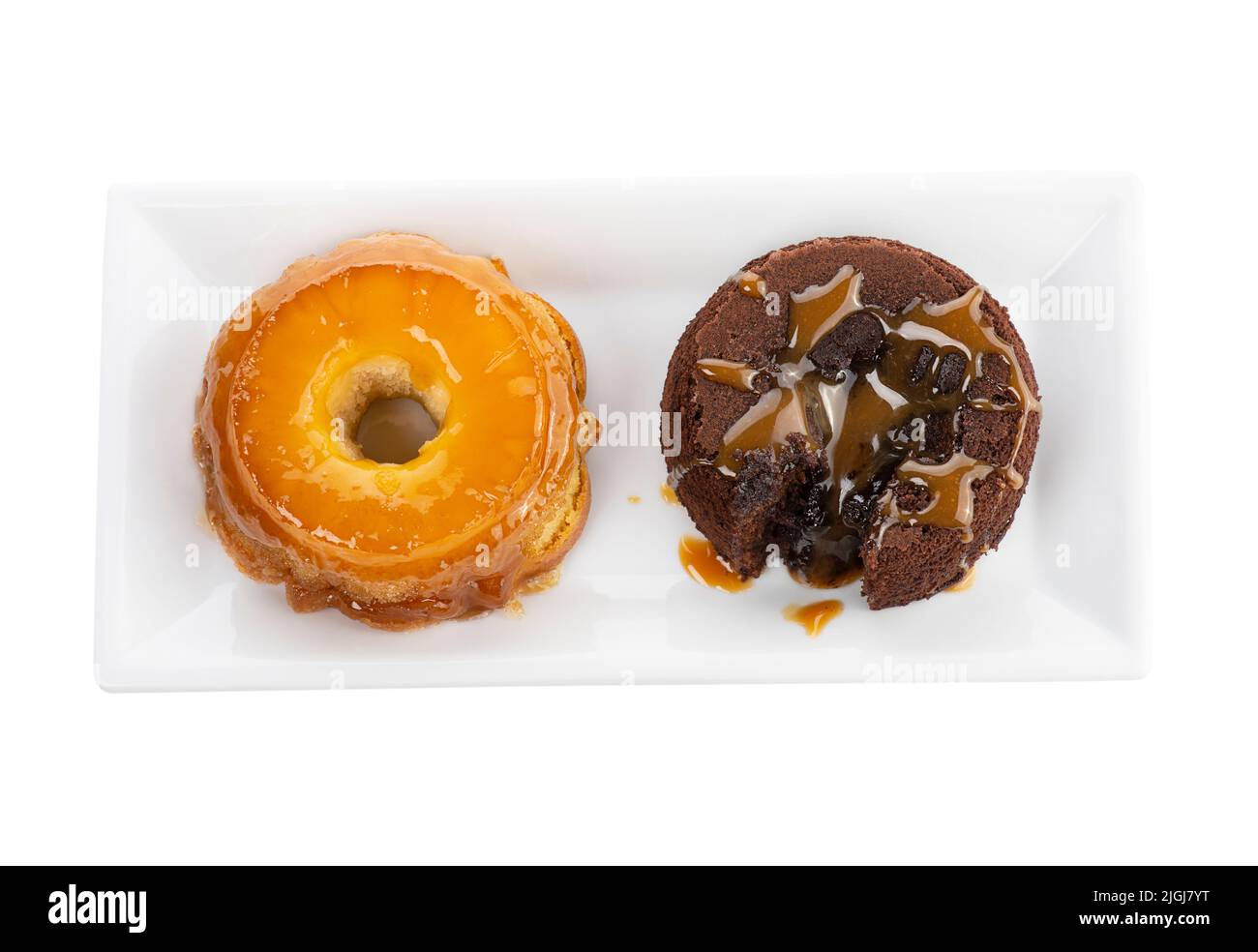 Gourmet-Kuchen isoliert auf weißem Hintergrund. Desserts mit Ananas und Schokolade. Stockfoto