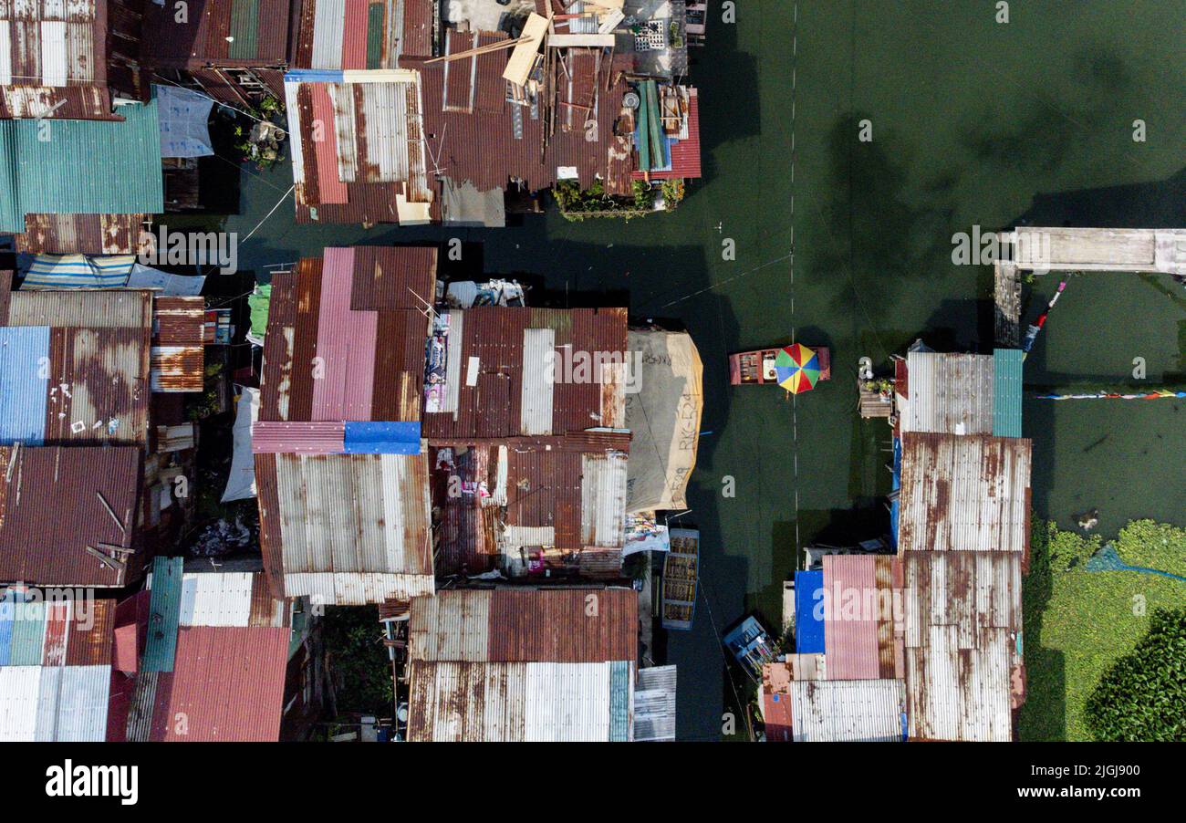 Eine Drohnenaufnahme des Artex-Compounds in Malabon, Metro Manila. Das Dorf wurde seit mehreren Jahren von stagnierenden Gewässern überflutet. Die meist armen Bewohner müssen Boote für ihre täglichen Transportmittel benutzen, und selbst der Besuch ihrer Nachbarn ist zu einer mühsamen Anstrengung geworden. Um Zugang zu grundlegenden Notwendigkeiten wie Lebensmitteln zu erhalten, benötigen die Bewohner einen Transport zu anderen Teilen der Stadt, die nicht überflutet sind. Eines der größten Probleme für die Bewohner der Gegend ist es, sauberes Wasser für den Alltag zu bekommen. Philippinen. Stockfoto