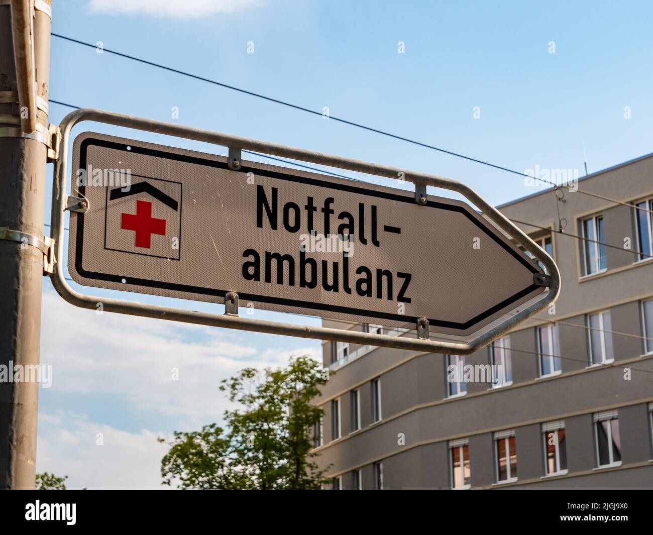 Notfallambulanz-Schild in Deutschland (Notaufnahme). Wegweiser zum Eingang eines Krankenhauses. Dringende medizinische Behandlung für Unfallopfer. Stockfoto