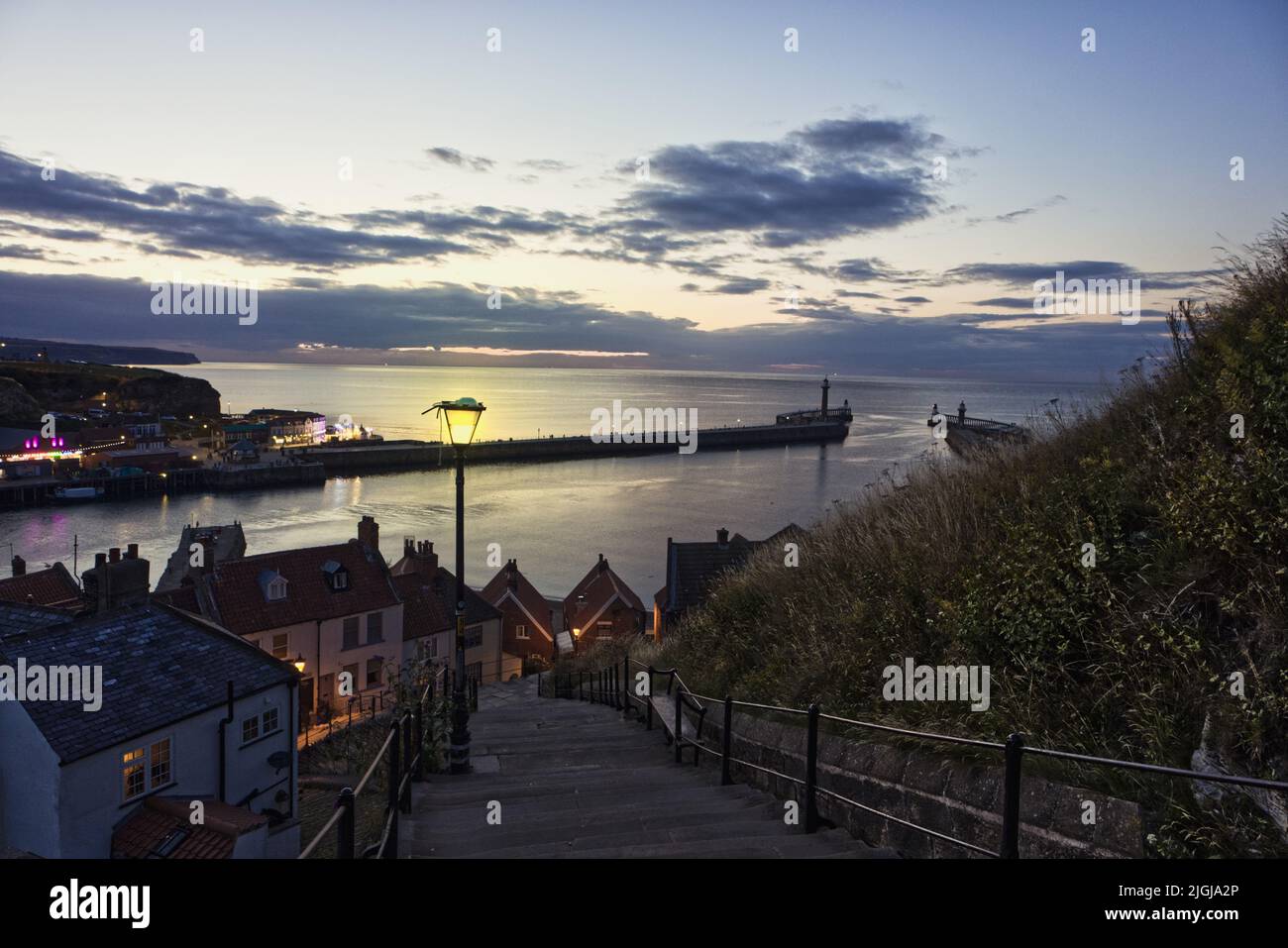Großbritannien, Yorkshire - 99 Schritte in Whitby während der Blue Hour Stockfoto