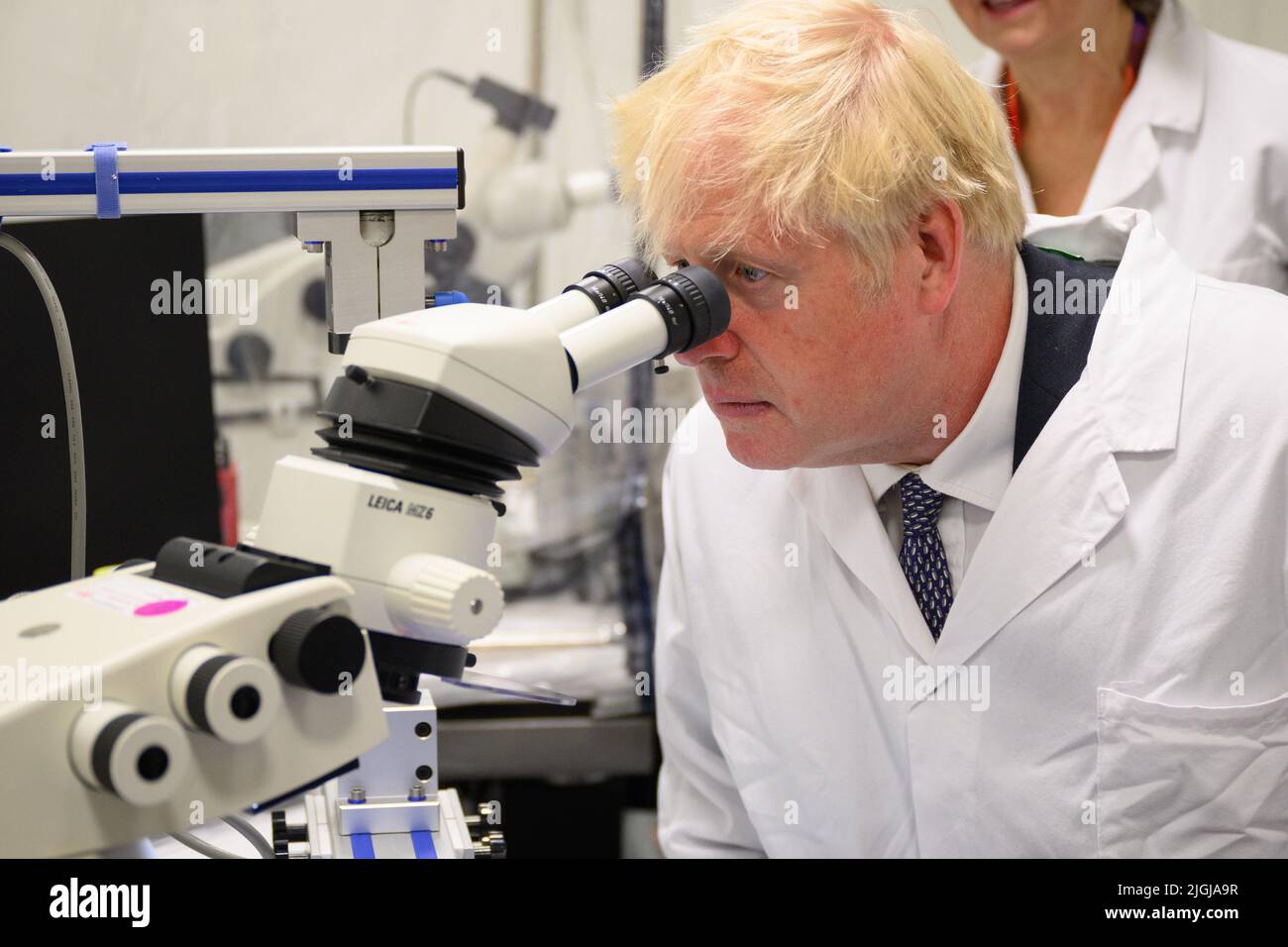 Premierminister Boris Johnson untersucht ein Elektronenmikroskop in einem Labor bei einem Besuch des nationalen Flaggschiffs für biomedizinische Forschung, dem Francis Crick Institute, im Zentrum von London, um eine kürzlich angekündigte Finanzierung des Instituts in Höhe von £1 Milliarden durch den Medical Research Council (MRC) hervorzuheben. Cancer Research UK (CRUK) und der Wellcome Trust. Bilddatum: Montag, 11. Juli 2022. Stockfoto