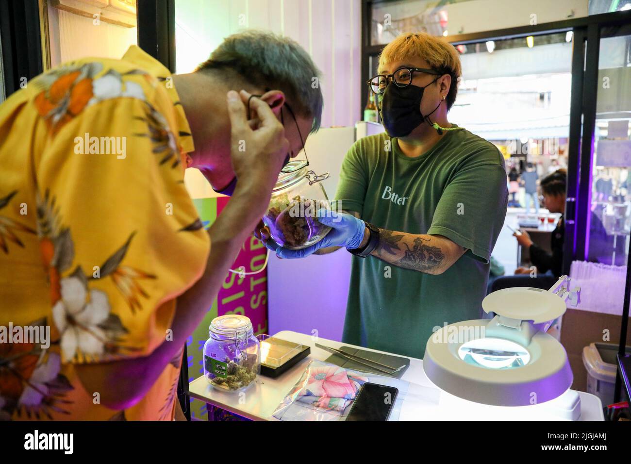 Ein Verkäufer zeigt Marihuanaproben in einem Cannabisgeschäft im Chatuchak Park in Bangkok. Thailand legalisierte weiterhin den Anbau und die Verwendung von Marihuana für nicht-Erholungszwecke, um die Produktion von Medikamenten und Lebensmitteln zu fördern, die mit Cannabisextrakten hergestellt wurden. Thailand. Stockfoto