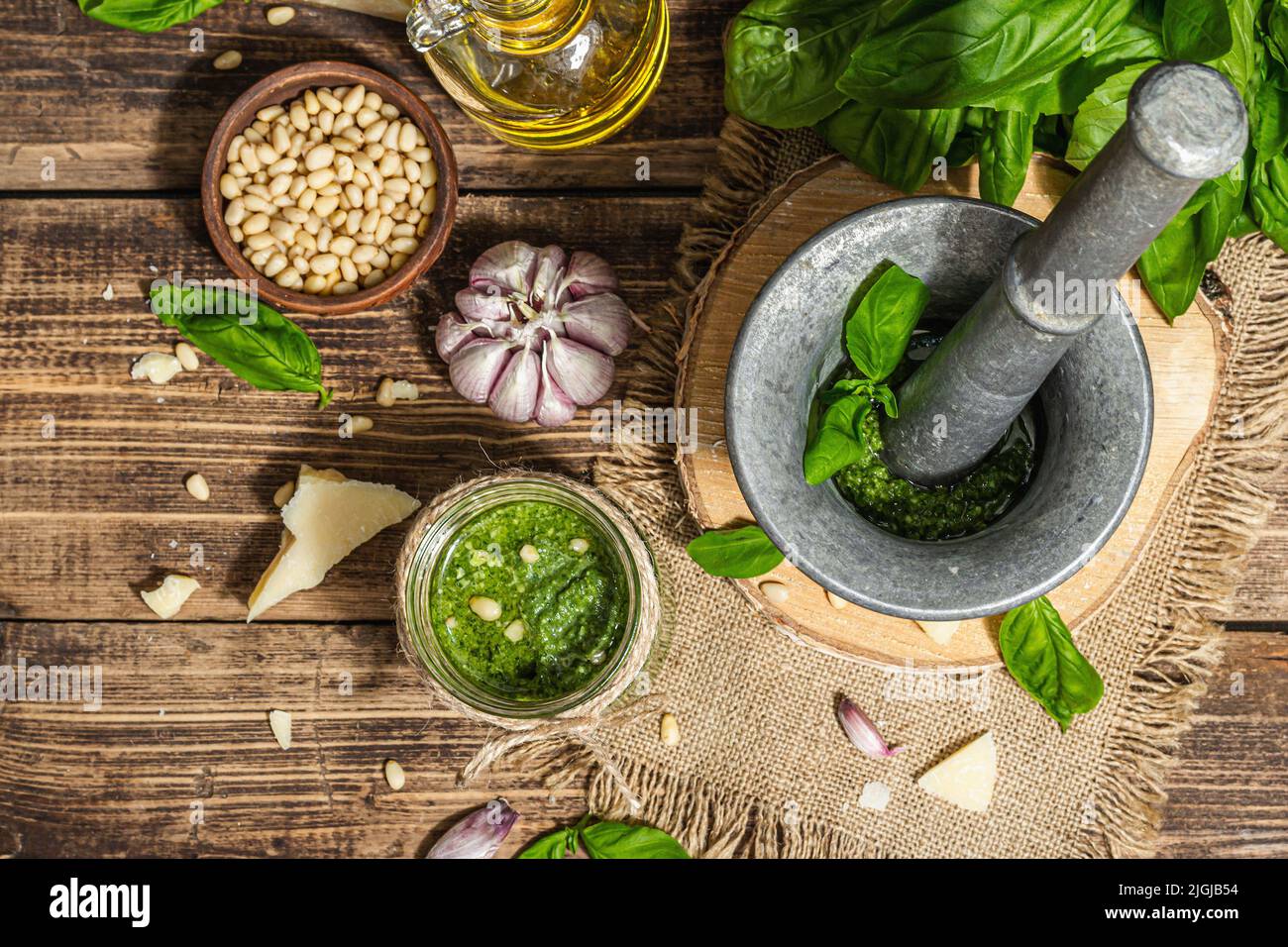 Hausgemachte Basilikum-Pesto-Sauce in einem Vintage-Mörser mit Stößel. Laub, Parmesan, und Olivenöl. Trendy hart hell, dunkel Stockfotografie - Alamy