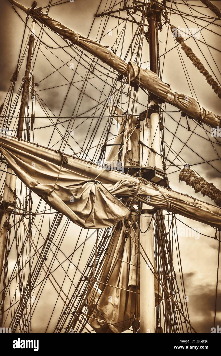 Sepiafarbtes Bild von Masten und Segeln eines alten Segelschiffs Stockfoto