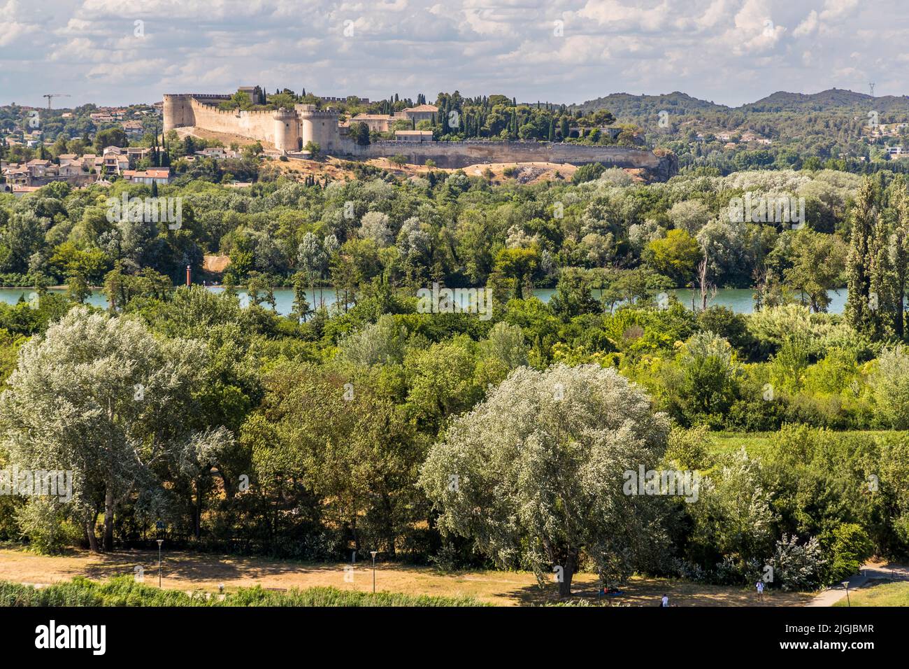 Gegenüber von Avignon auf der anderen Seite des Rhône befindet sich das Fort Saint-André, das früher zum französischen Königreich gehörte Stockfoto