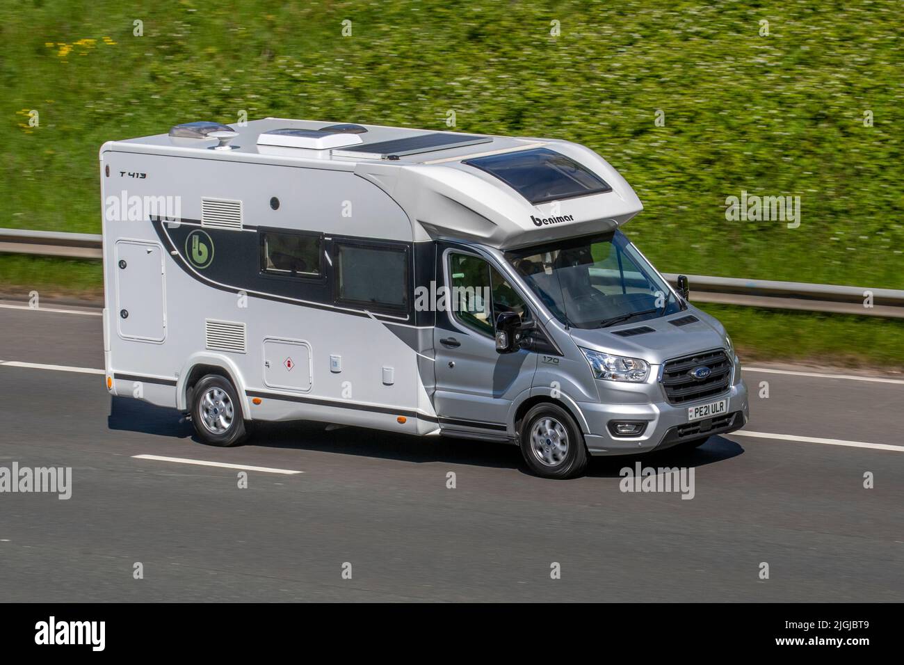 2021 Ford Benimar Tessoro T413 Auto TDCi 170 ecoblue Selectshift Auto L2H1 MWB Start/Stop 4 Liegeplatz 1995cc Diesel Wohnmobil; unterwegs auf der M61 Motorway, Manchester, UK Stockfoto