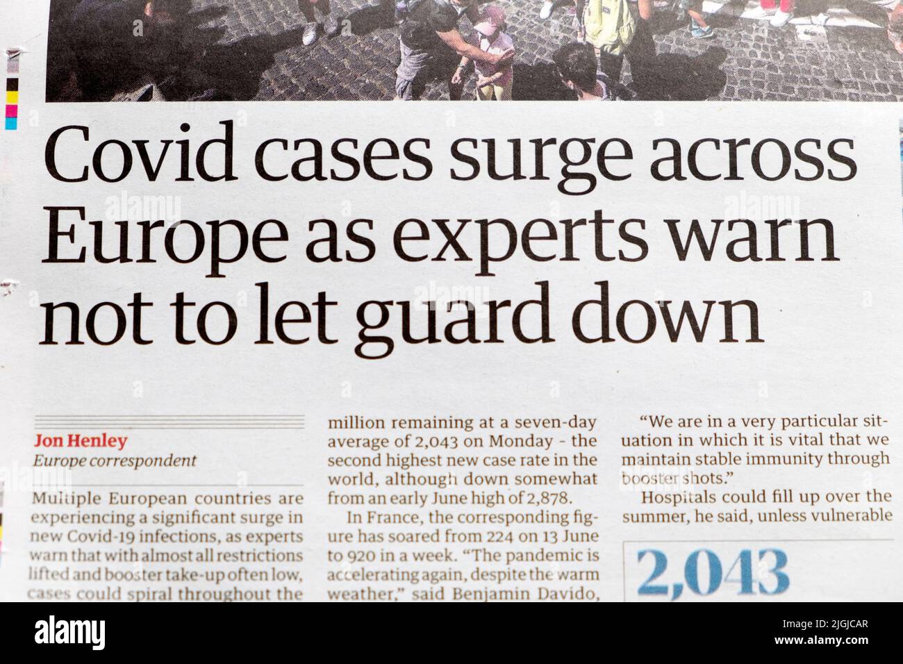 „Covid-Fälle steigen in ganz Europa an, da Experten davor warnen, sich zu hüten“, titelt die Zeitung Guardian covid 19 Pandemieartikel 21. Juni 2022 London Großbritannien Stockfoto