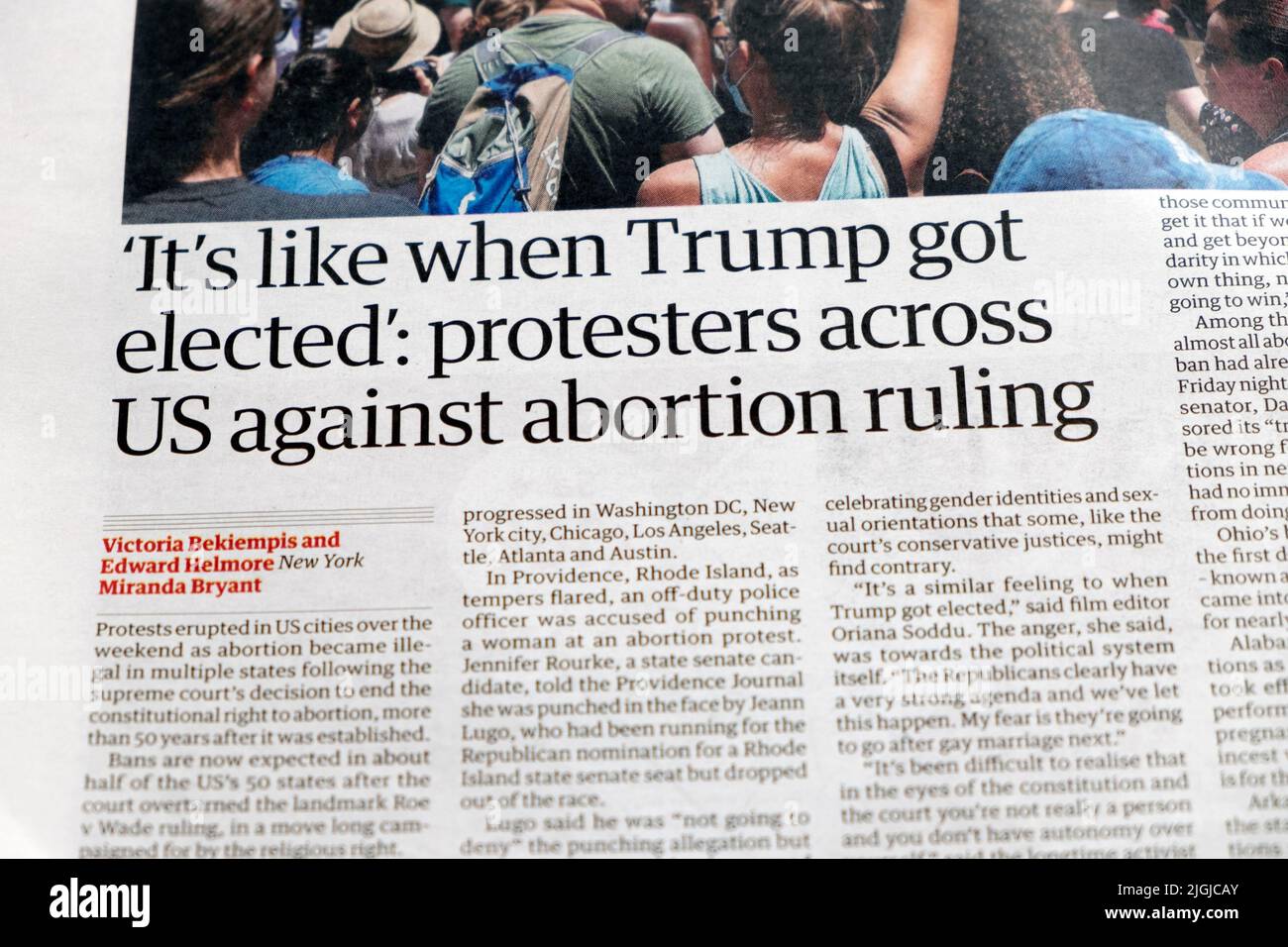 „Es ist so, als ob Trump gewählt wurde“: Demonstranten in den USA gegen Abtreibungsurteil“ Schlagzeile der Zeitung Guardian zum Protestartikel London UK 26 June 2022 Stockfoto