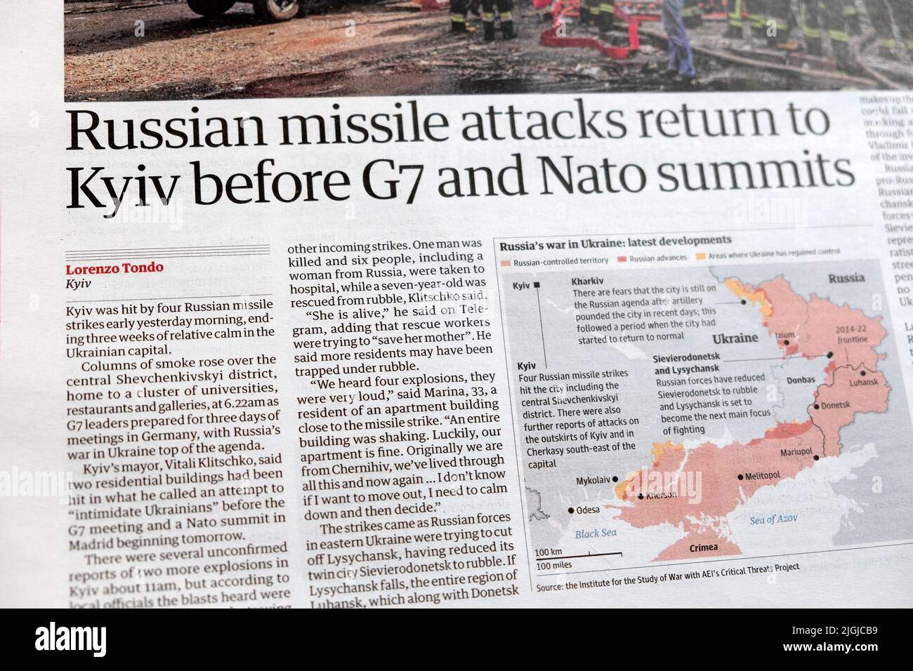 "Russische Raketenangriffe kehren vor G7 und vor den NATO-Gipfeln nach Kiew zurück" Schlagzeile der Guardian Ukraine war newspaper 27 June 2022 London England Großbritannien Stockfoto