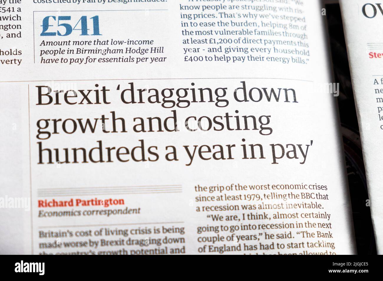 Brexit: "Das Wachstum wird nachgelassen und die Bezahlung kostet Hunderte pro Jahr" die Zeitung Guardian titelt Artikel der britischen Wirtschaft 22. Juni 2022 London England Großbritannien Stockfoto