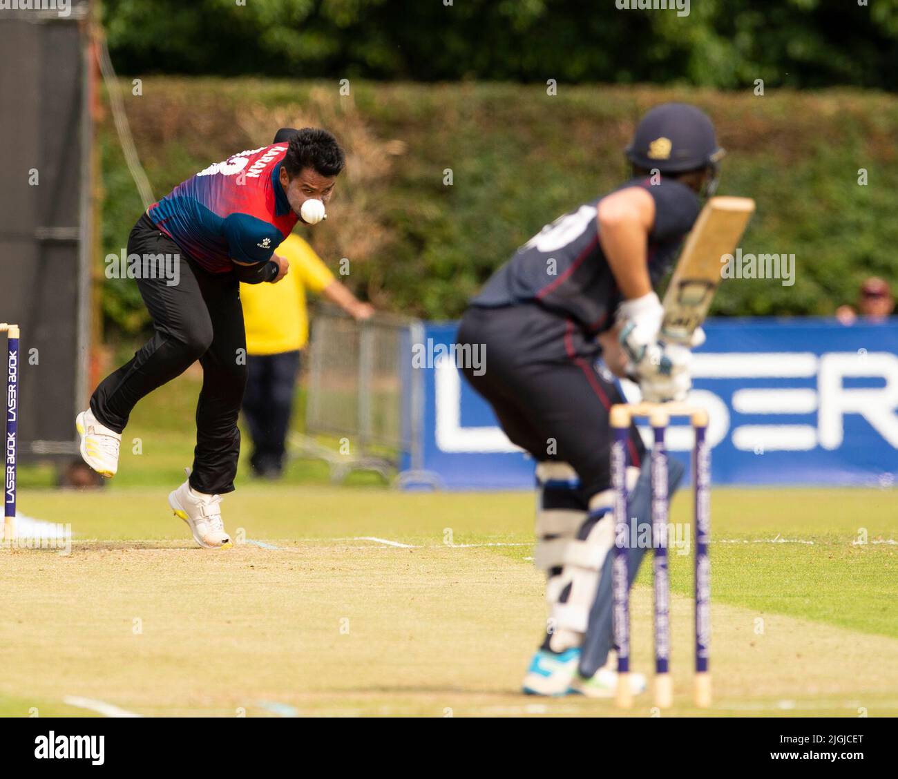 ICC Men's Cricket World Cup League 2 - Nepal V, Namibia. 10.. Juli 2022. Nepal stellt sich Namibia in der ICC Men's Cricket World Cup League 2 in Cambusdoon, Ayr, vor. Bild zeigt: NepalÕs Karan KC Schüsseln. Quelle: Ian Jacobs/Alamy Live News Stockfoto