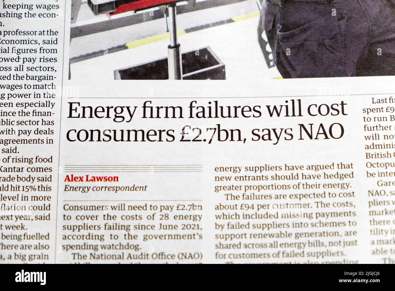 "Ausfälle von Energieunternehmen werden die Verbraucher 2,7bn £kosten, sagt NAO' Guardian Zeitung headline Energy Clipping 22 June 2022 London England Großbritannien Stockfoto