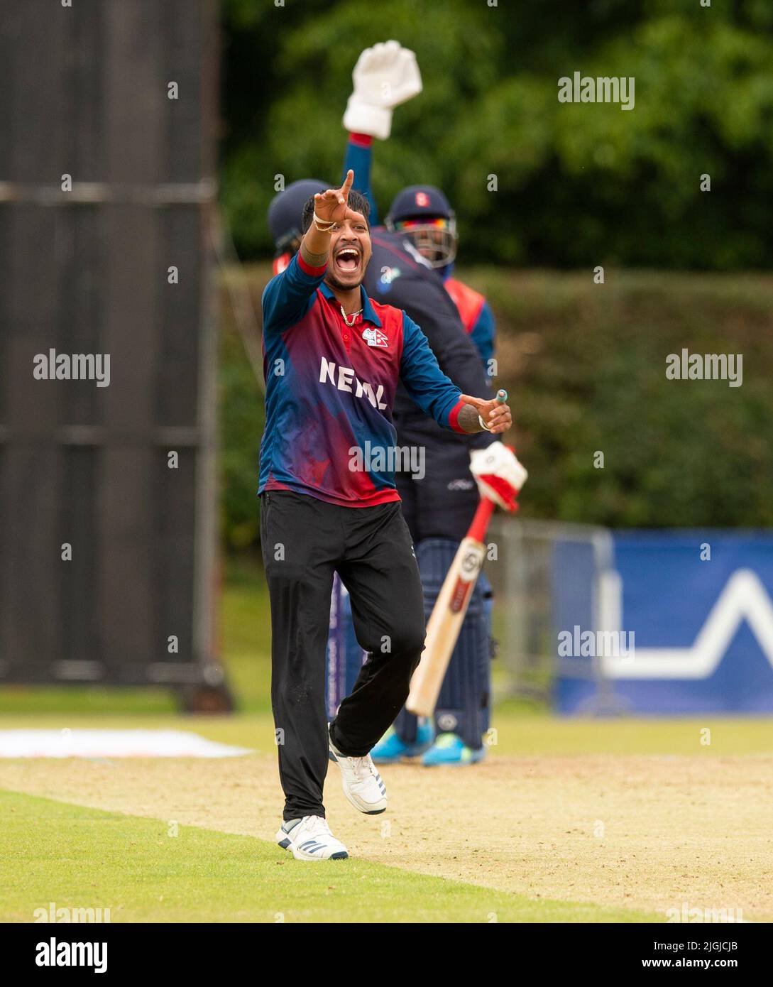 ICC Men's Cricket World Cup League 2 - Nepal V, Namibia. 10.. Juli 2022. Nepal stellt sich Namibia in der ICC Men's Cricket World Cup League 2 in Cambusdoon, Ayr, vor. Foto zeigt: Erfolgreicher Appell des nepalesischen Kapitäns Sandeep Laichhane, Namibias Ruben Trumpelmann lbw für 7 Runs zu entlassen Quelle: Ian Jacobs/Alamy Live News Stockfoto