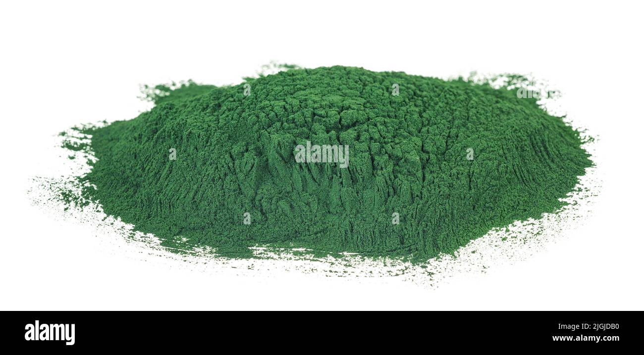 Spirulina Pulverhaufen isoliert auf weißem Hintergrund Stockfoto