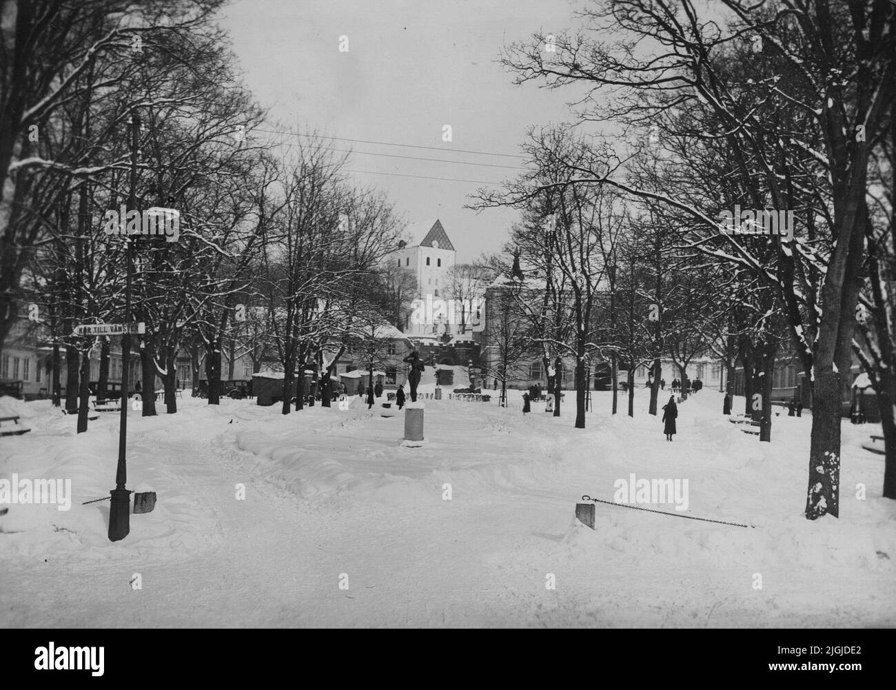 Torg der Platz im Winter nach Norden fotografiert. In der Mitte des Bildes befindet sich per Hasselbergs Bronzestatue, die „Schneeuhr“. Stockfoto