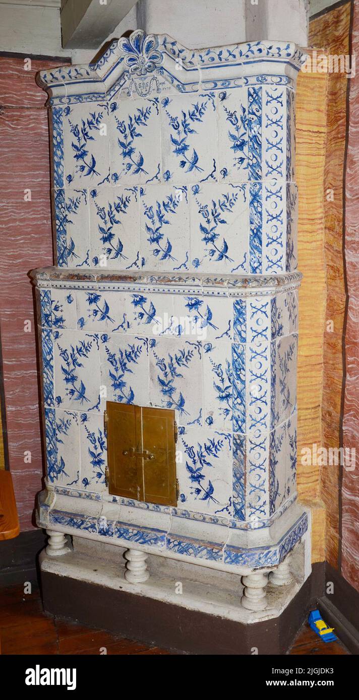 Kachelofen Kakelugn, weiß mit blauem Dekor aus Blumen und Schmetterlingen. Gerade Front mit Kante, Holzfüße. Das Wappen ist beschädigt. Signieren. Februar 15 Kristianopell 1772 und SBS über einer bemalten Welle und einem bemalten Seil. Gekauft im Jahr 1928 von Frau Valborg Palm, Kristianopel.negativesnr: A 11929. In Vämöparken, Prästgården, Bothnia, Southeast Room. Stockfoto