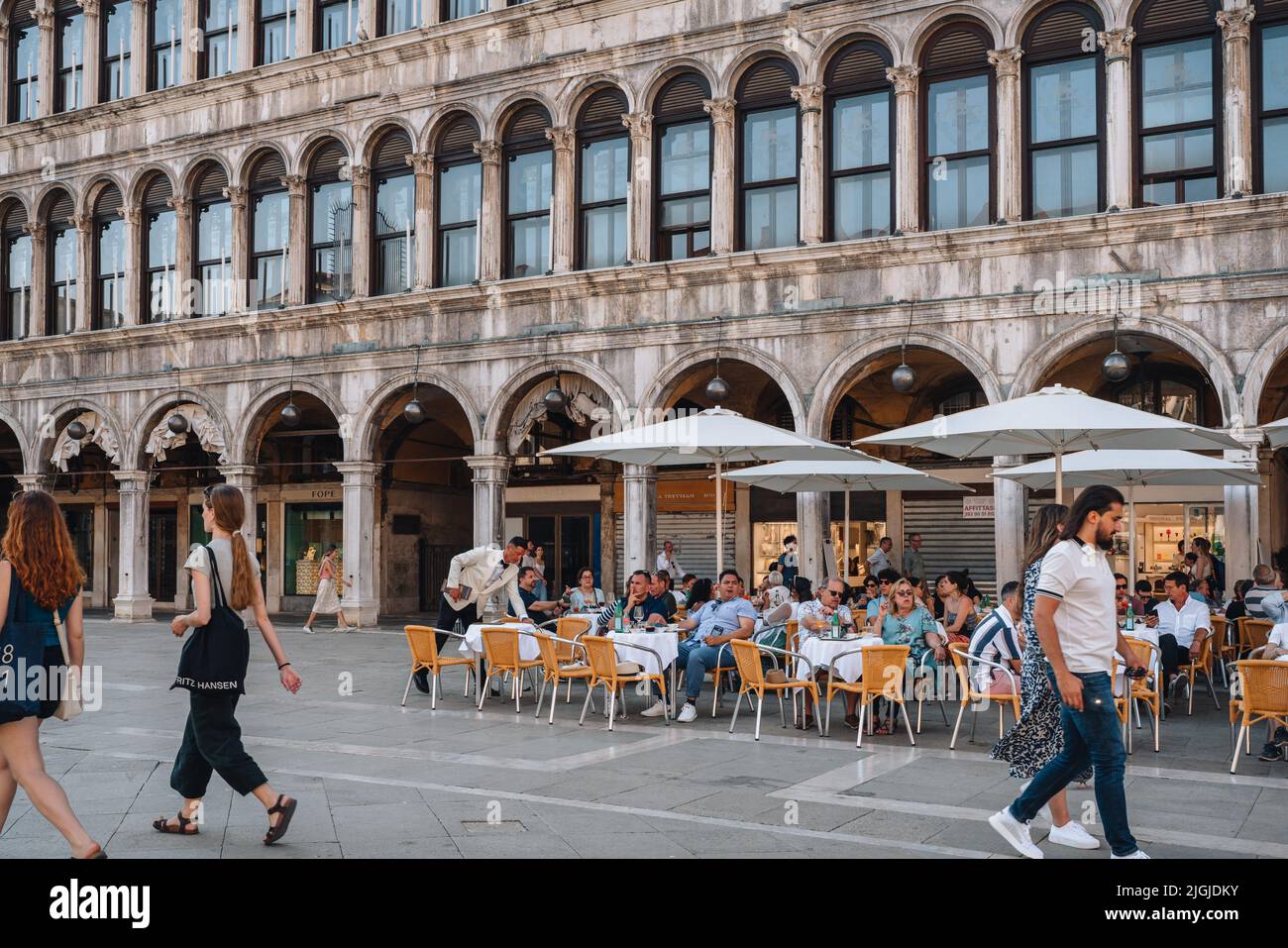 Venedig, Italien - 22. Mai 2022: Menschen an den Tischen im Freien des Ristorante Quadri auf dem Markusplatz in Venedig, der Hauptstadt der Region Venetien und einer berühmten Stockfoto