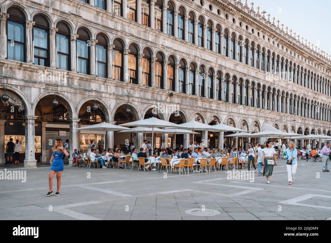 Venedig, Italien - 22. Mai 2022: Menschen an den Tischen im Freien des Ristorante Quadri auf dem Markusplatz in Venedig, der Hauptstadt der Region Venetien und einer berühmten Stockfoto