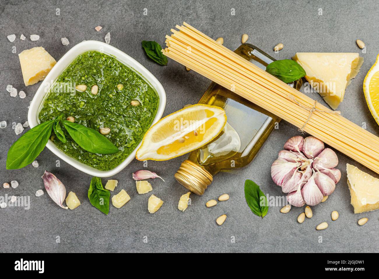 Traditionelle Zutaten für die Zubereitung klassischer italienischer ...