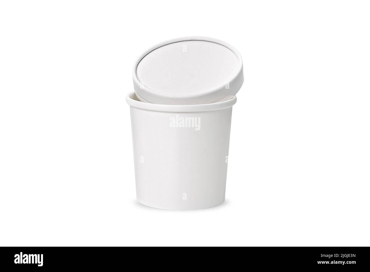 Weißes Glas für Suppe. Öko Papier Geschirr Suppenbecher, Lebensmittelbehälter, isoliert auf weißem Hintergrund, Schneideweg, volle Schärfentiefe. Platz für Text Stockfoto