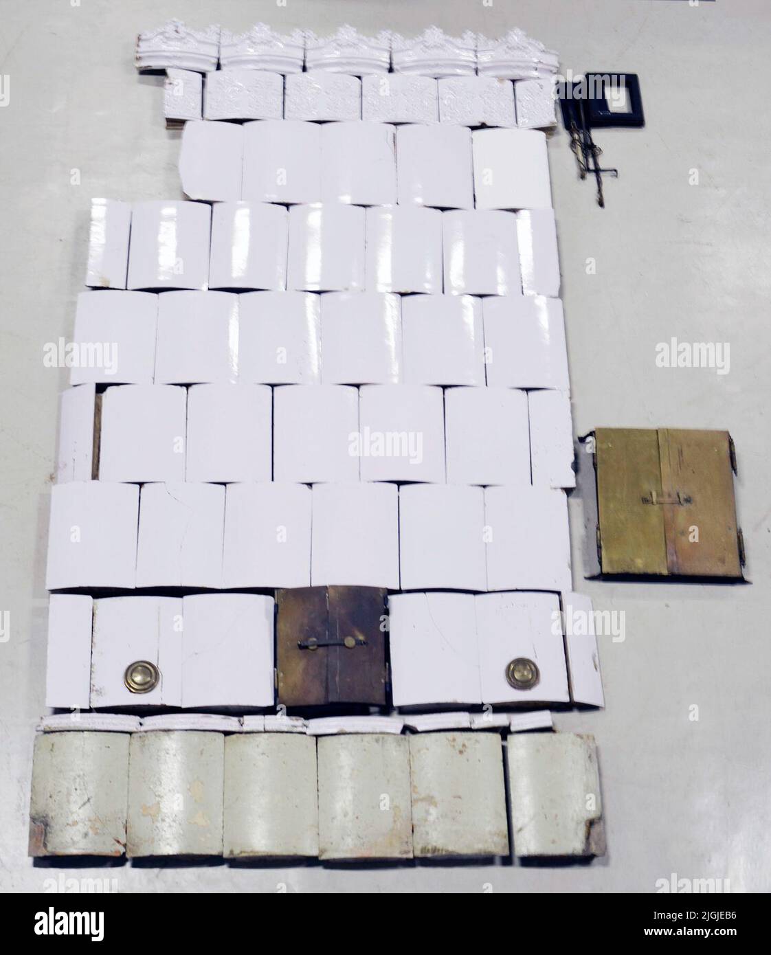 Kachelofen Kakelugn, weiß mit Reliefdekor aus akantischem Rink, dornige Krone. Der Kachelofen besteht aus: 29 ganzen Blattziegeln, 7 halben Blattziegeln, 8 ganzen/halben Fuß Schwimmneigung, 6 Freikuchen, 6 Blattziegel (Sockel), 5 Chroniken und Dämpfer. War ursprünglich im Obergeschoss. In der Gustavian-Halle im Museum, 2 tr. Zerrissen 1933. Hat zuvor in der Bonde 2 Nachbarschaft gestanden, Admiralty Square 27.Neg.no. A 11866 Stockfoto