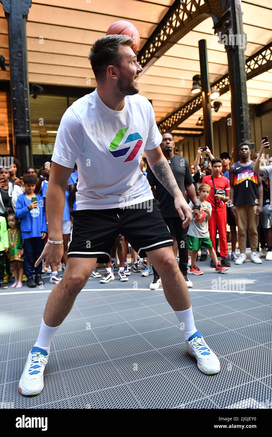 Luka Doncic (NBA) - Luka Doncic à l'Opening Event Airness à Paris le 7 juillet 2022 Stockfoto