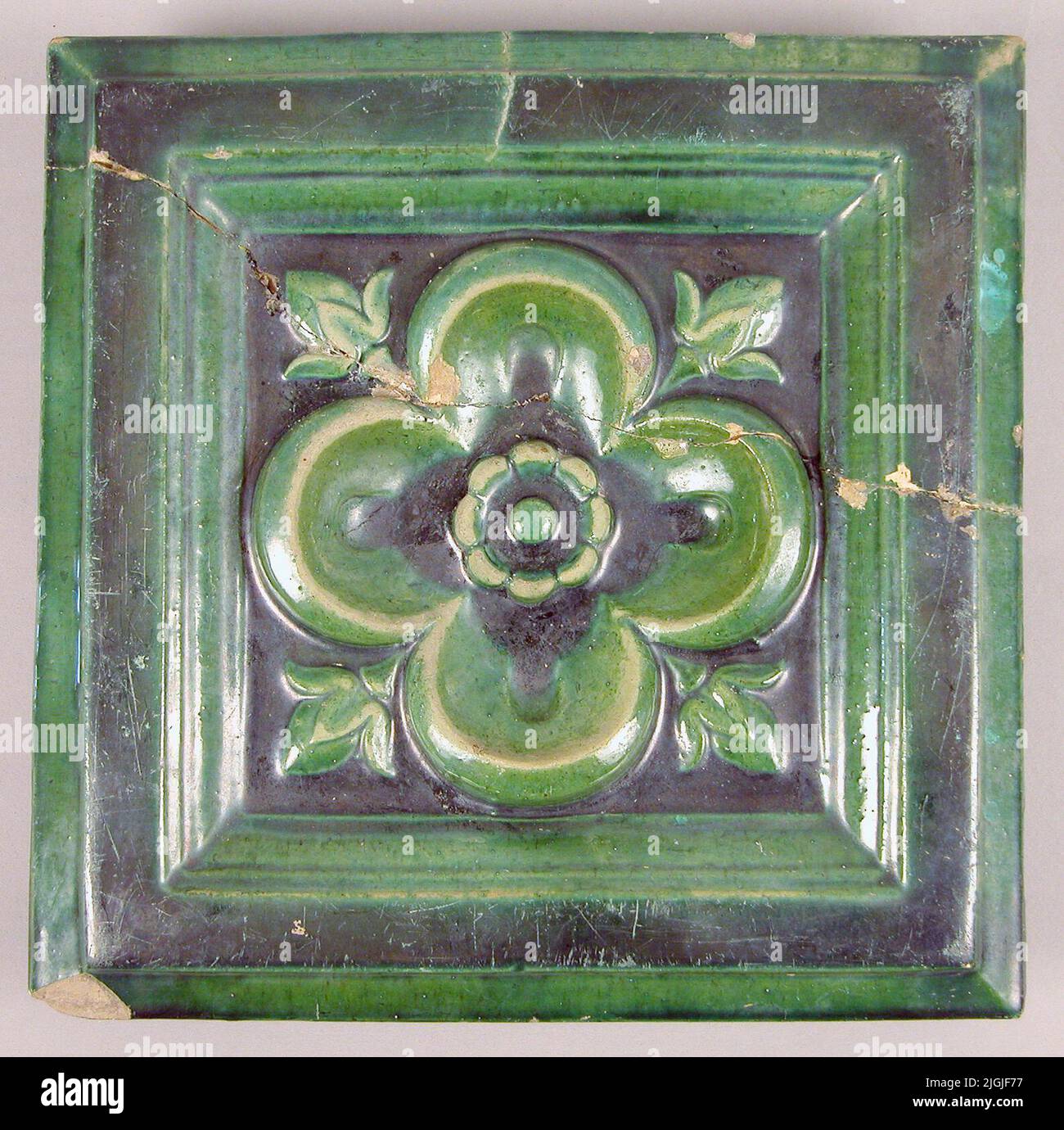 Kakel Fliesenplatte (zweiteilig), für Kachelofen, grün glasiert mit Auslösemuster von Fyrudd. . Stockfoto