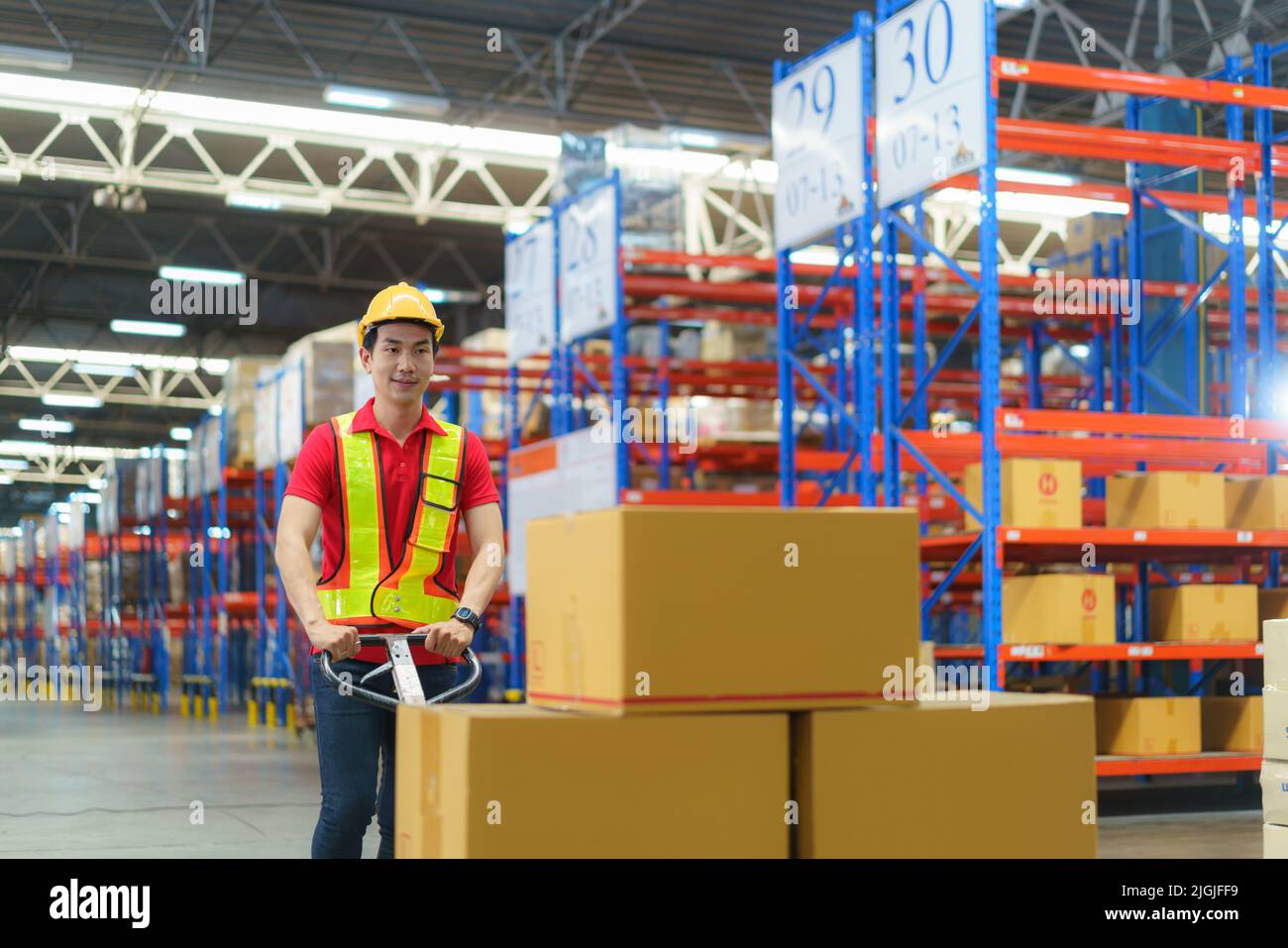 Versandkartons. Asian man Warehouse worker Entladen Palette Versand Waren in einen LKW-Container, Lagerindustrie Fracht, Logistik und Transport Stockfoto