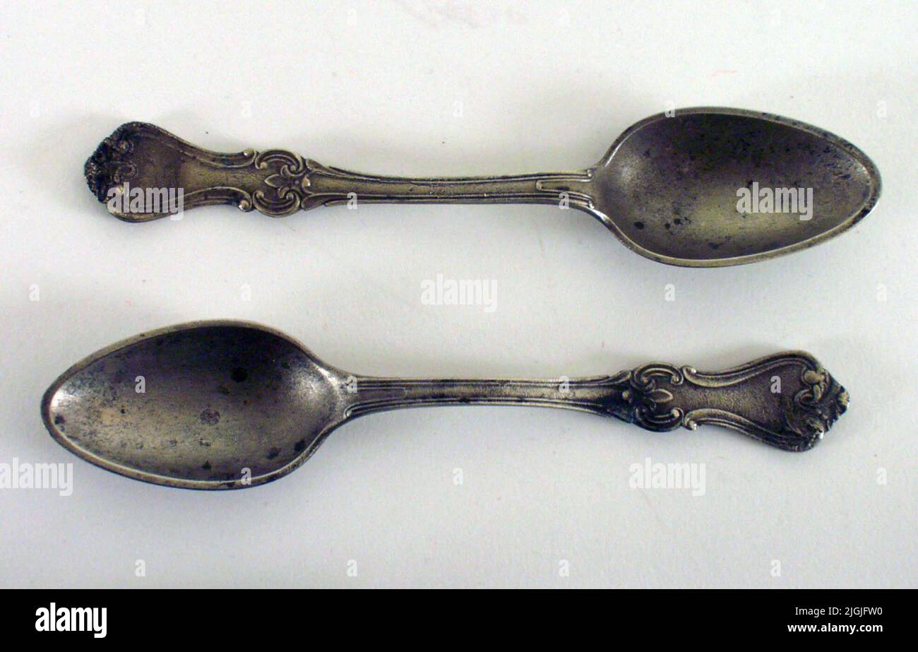 Hat zwei Stücke von neuem Silber versenkt. Stockfoto