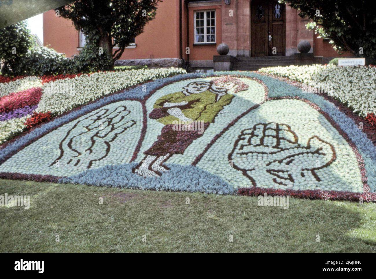 Tingshus Blumenarrangements im Park vor dem Tingshuset, Ronneby. Im Kindheitsjahr 1970. Stockfoto