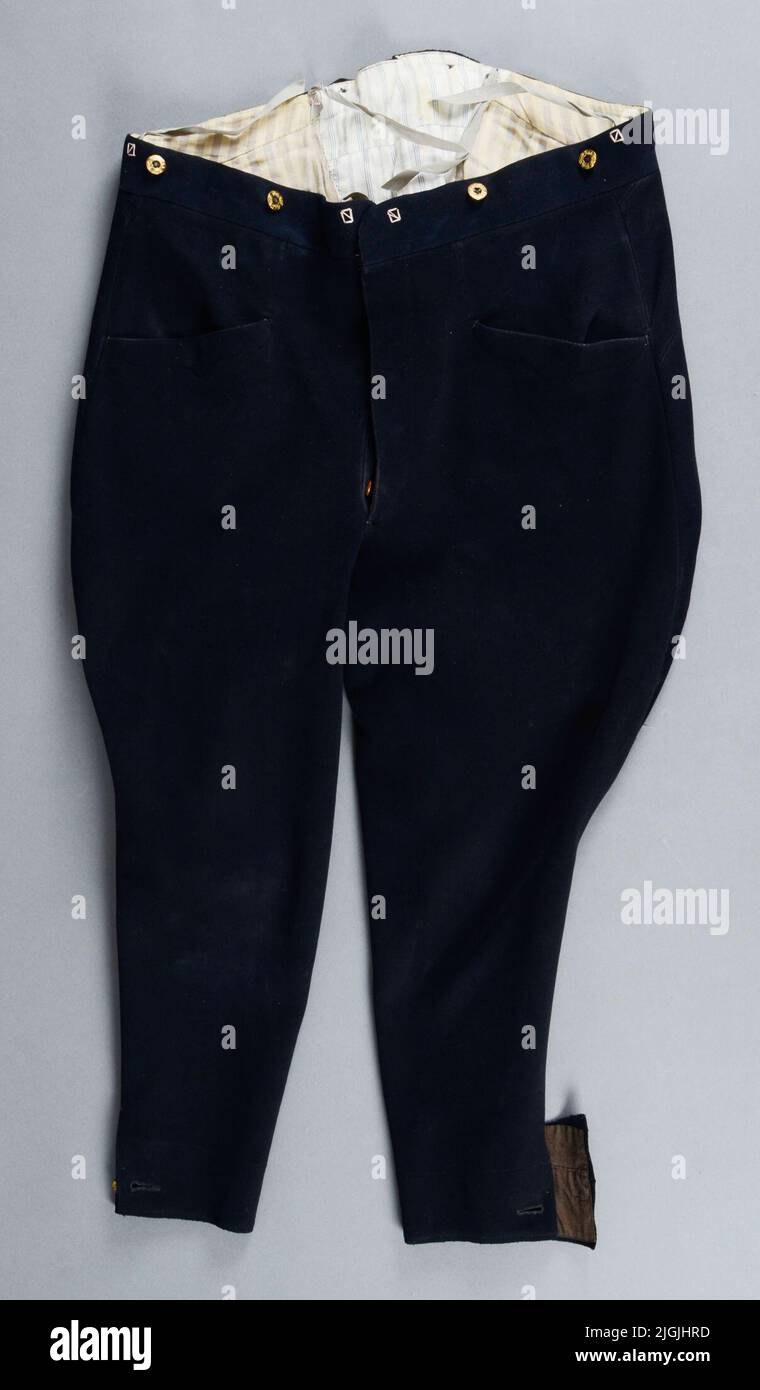 Byxa Hose in Polizeiuniform, Art der Reithose. Dunkelblau. Gylf mit fünf Knöpfen und einem Haken und Ernte (zwei Knöpfe nicht original). Zwei Taschen ohne Deckel. Schnalle im Rücken. Knöpfe für Klammern. Ein Knopf im Beinbund. Geschenk 1938, von Miss Sofia Thorsell und anderen, Ronneby. Stockfoto